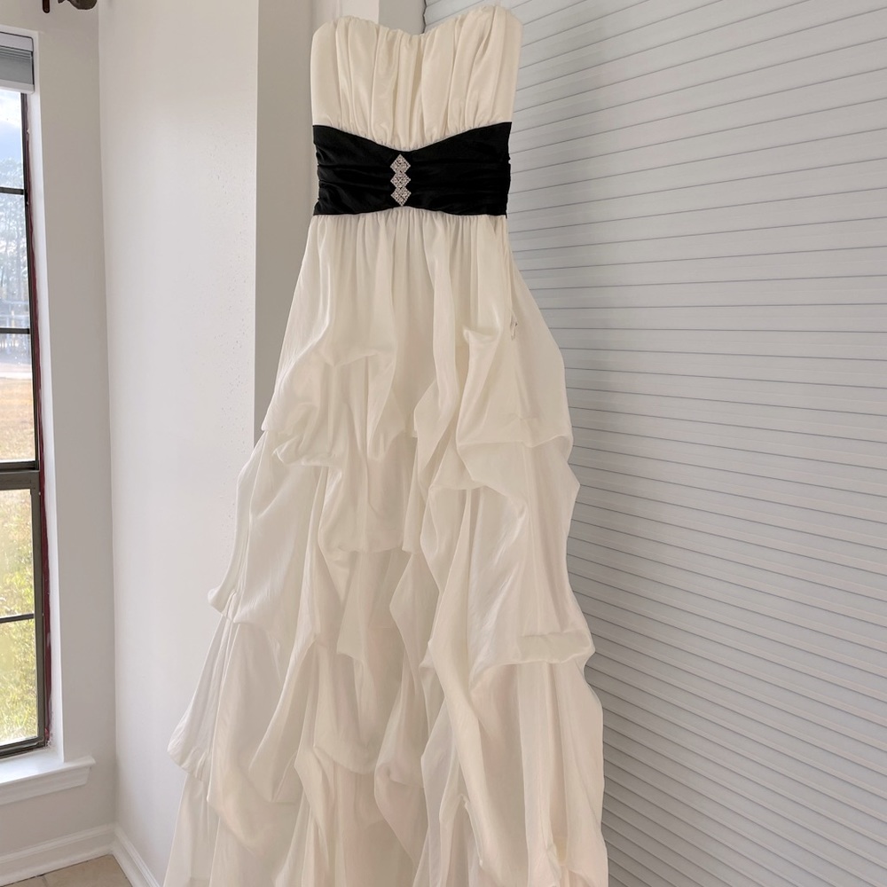 Beata white sleeveless prom dress. GORGEOUS.